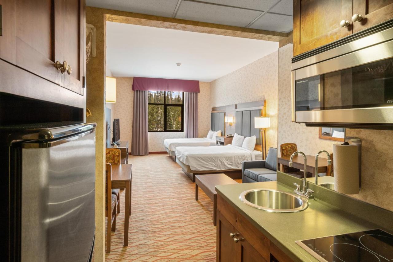 Two Queen Beds - Mountain View with Kitchenette