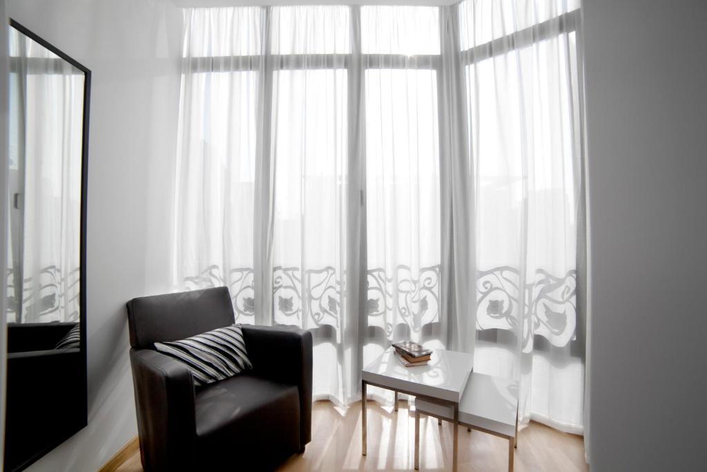 Three-Bedroom Apartment - Ronda Universitat 13,11864360:JPEG