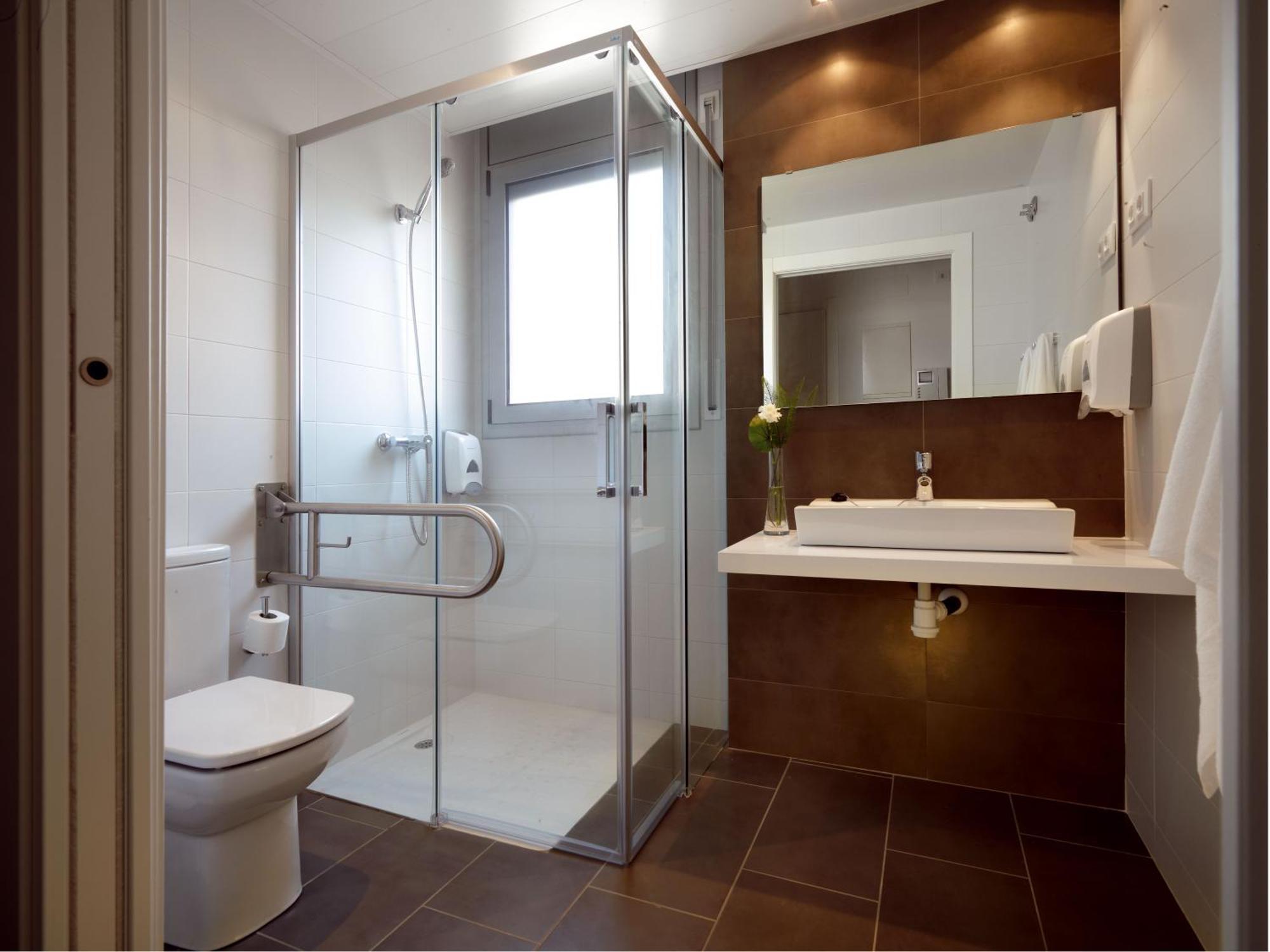 One-Bedroom Apartment with Balcony (1- 2 Adults)