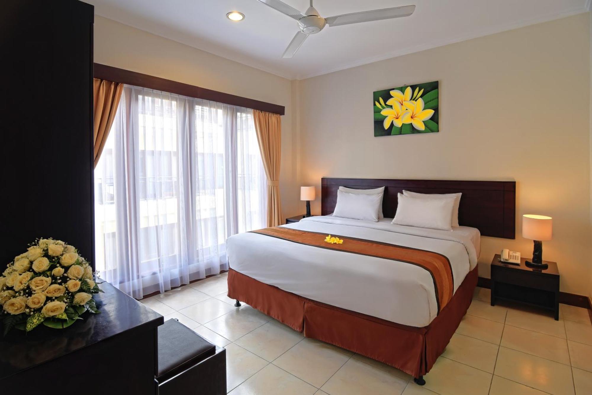 Standard One-Bedroom Pool  View Apartment
