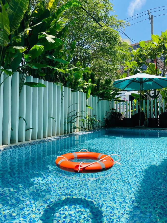 Queen Room with Pool View