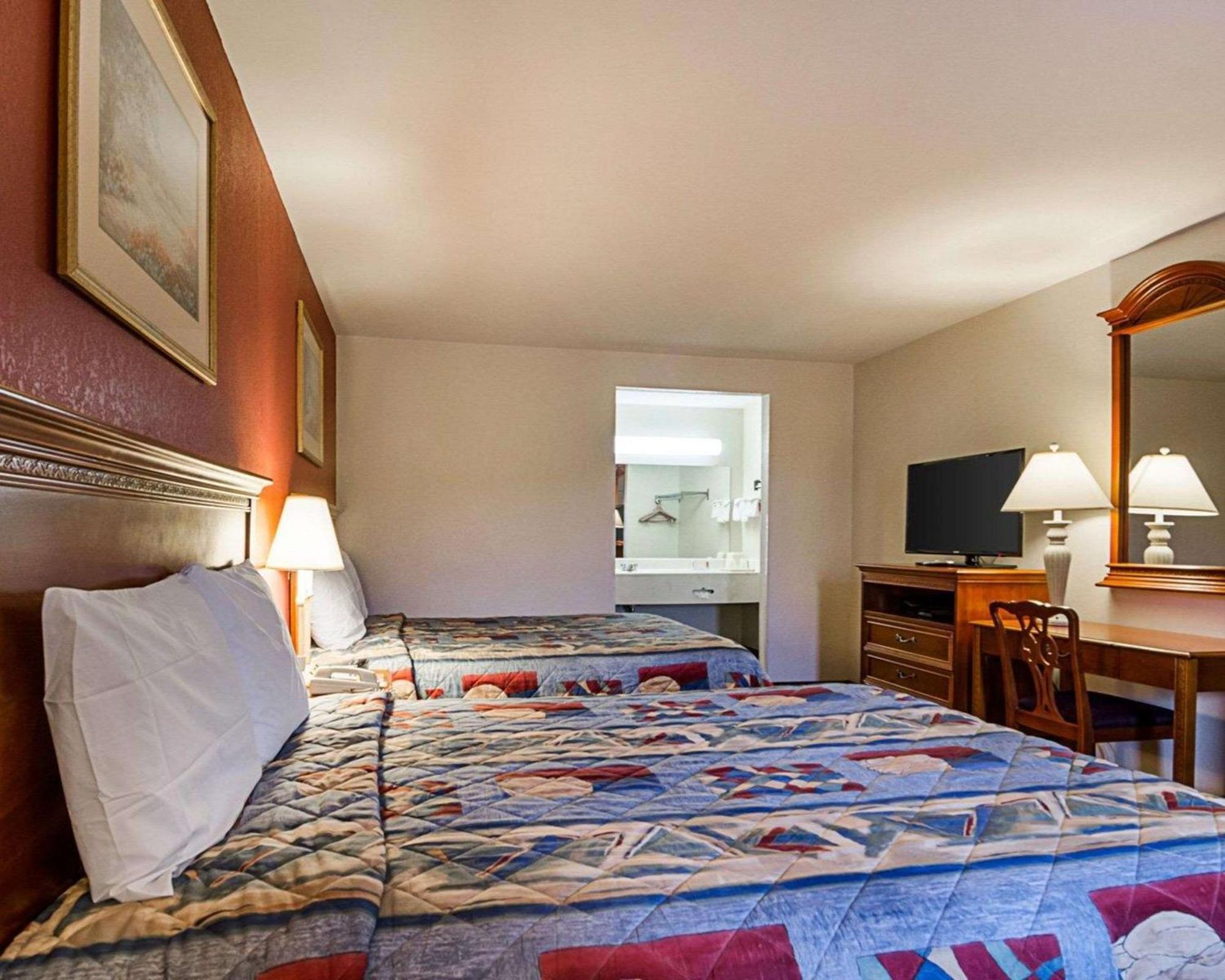 Queen Room Two Queen Beds Smoking