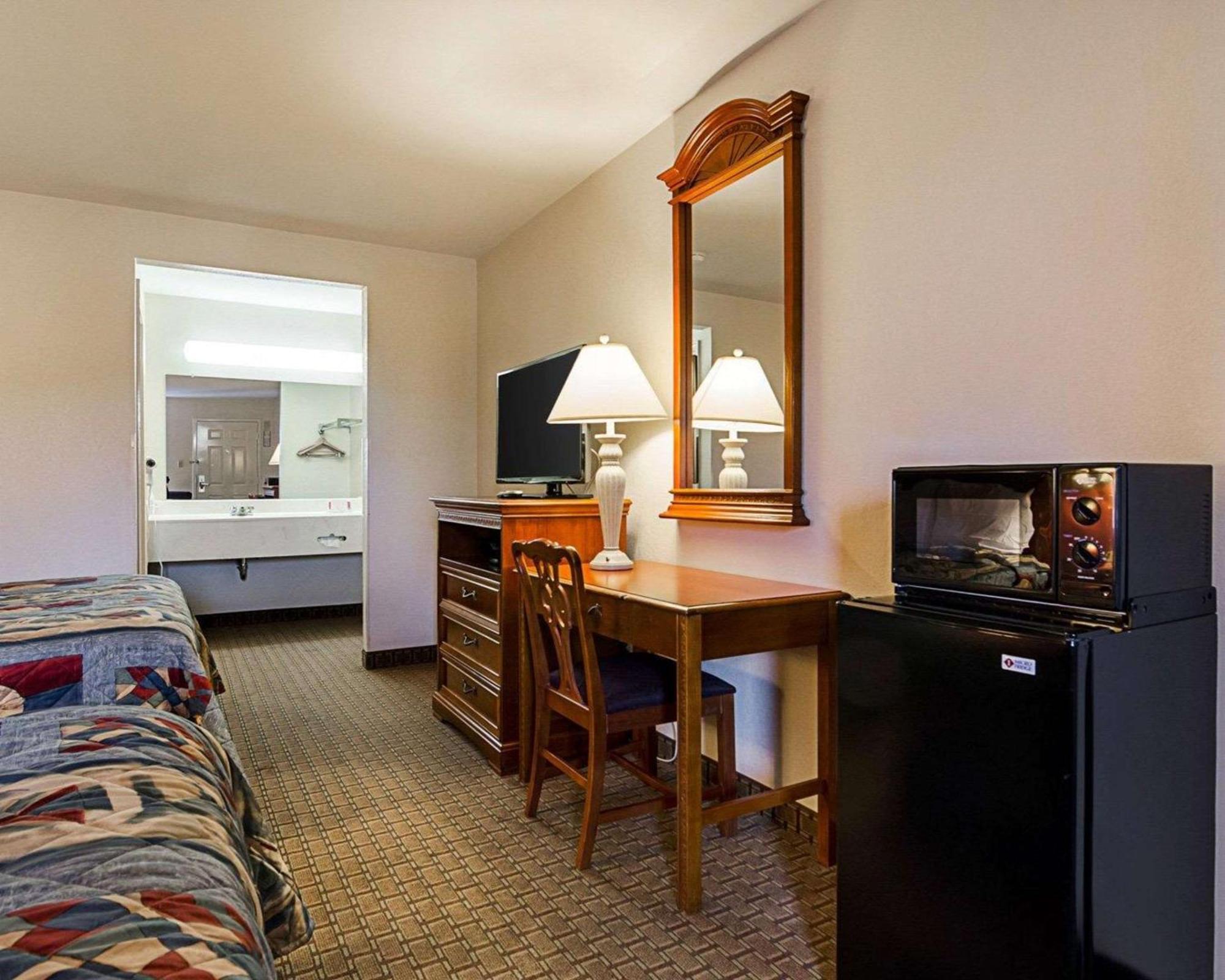 Queen Room Two Queen Beds Smoking