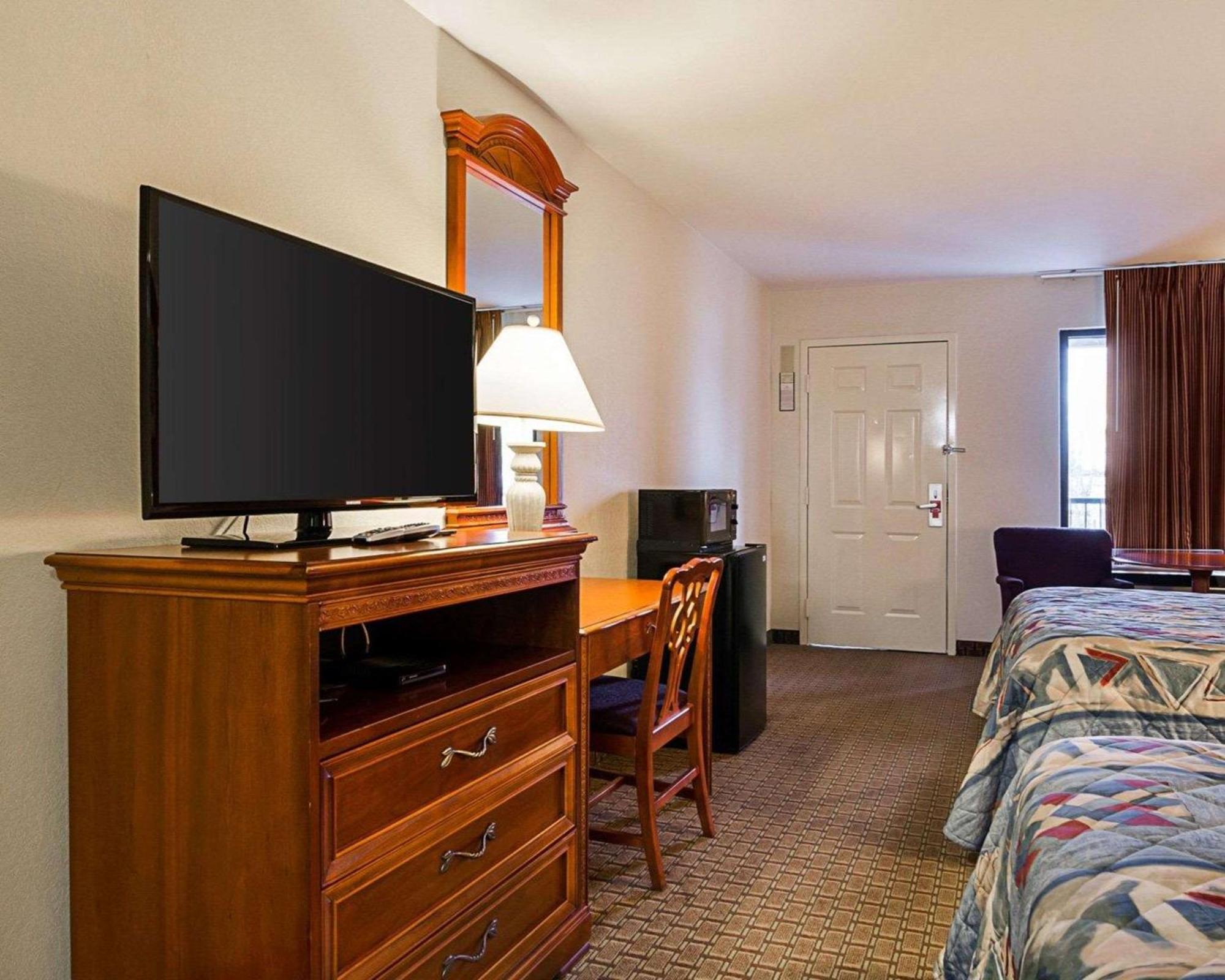Queen Room Two Queen Beds Smoking