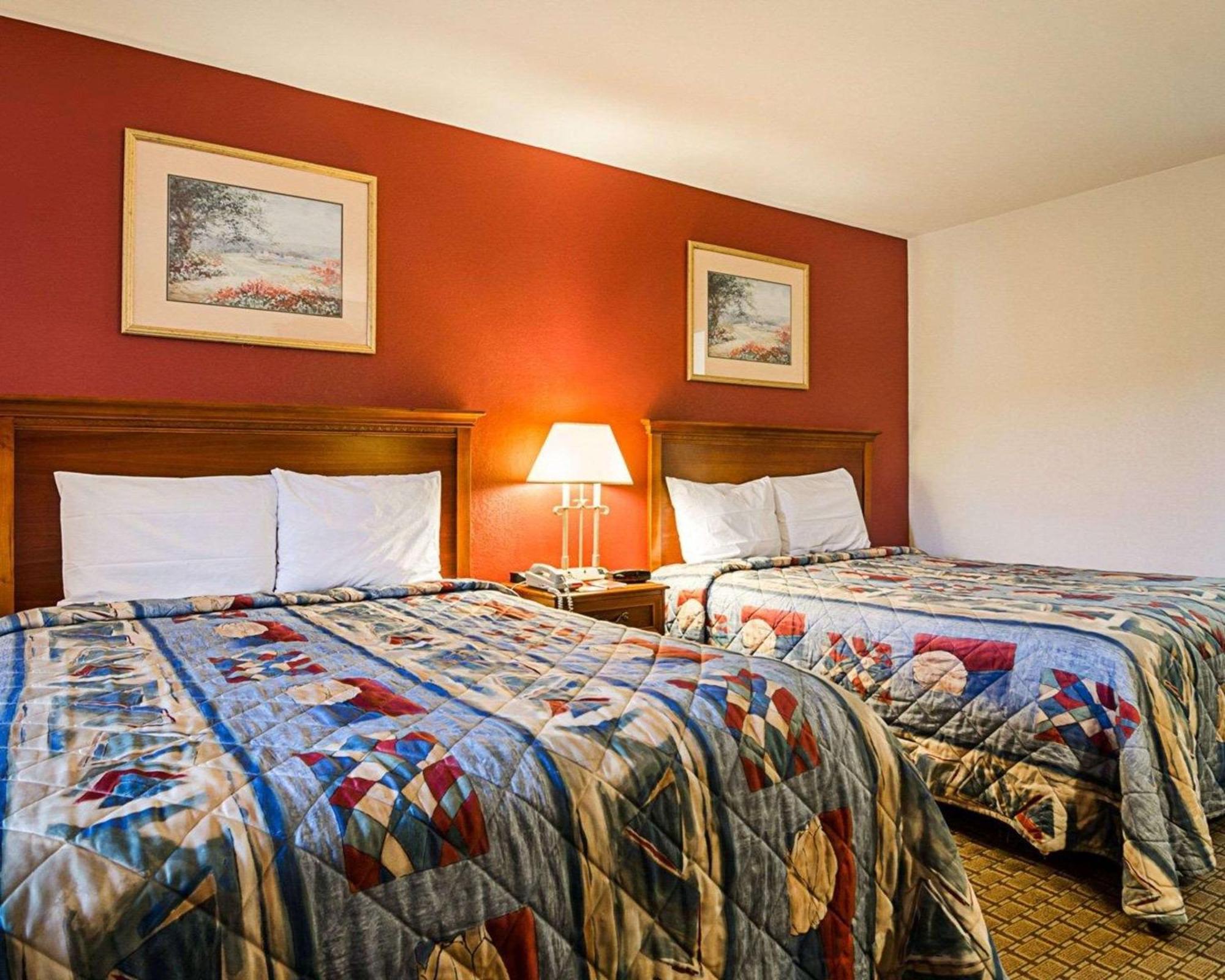 Queen Room Two Queen Beds Smoking