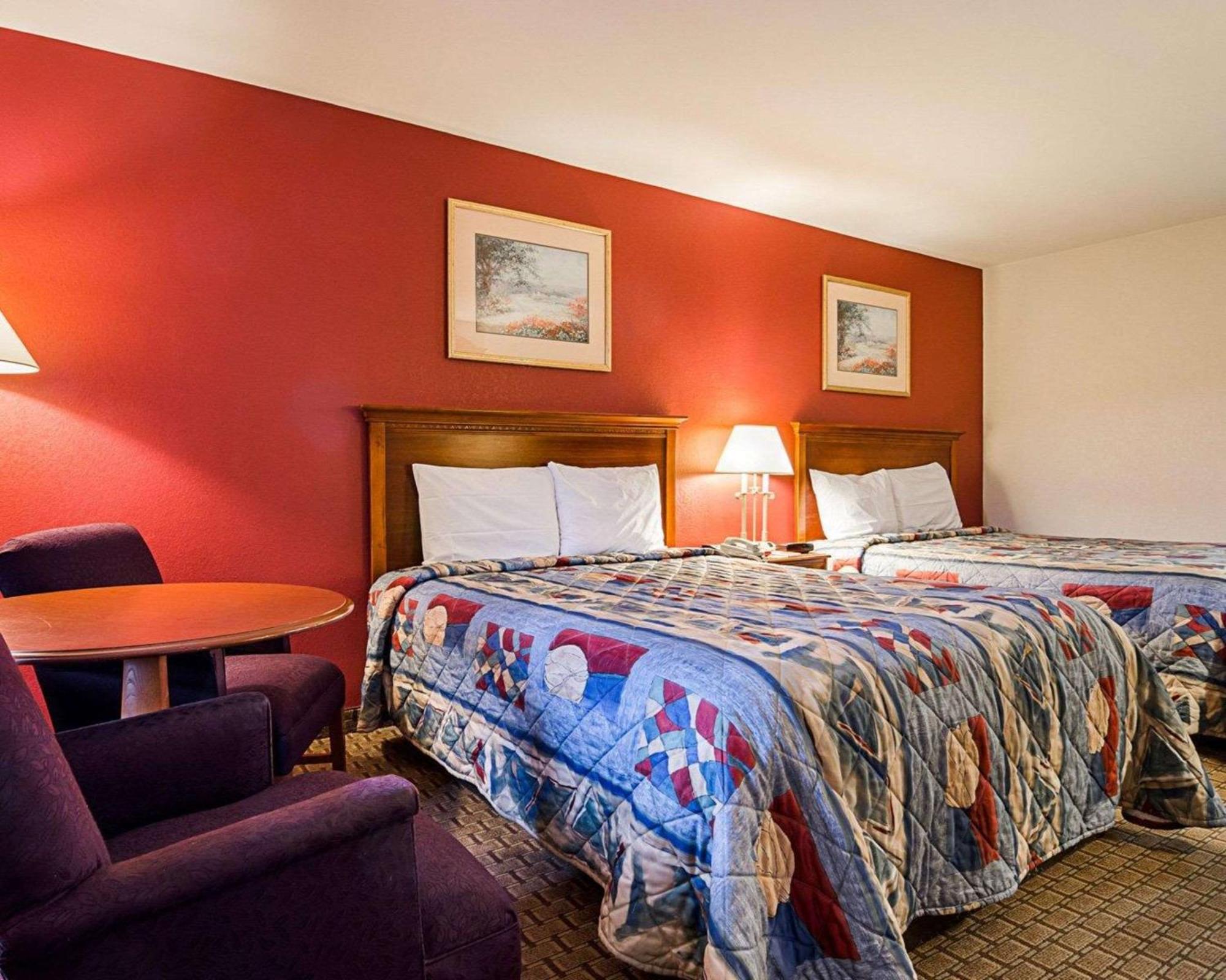Queen Room Two Queen Beds Smoking