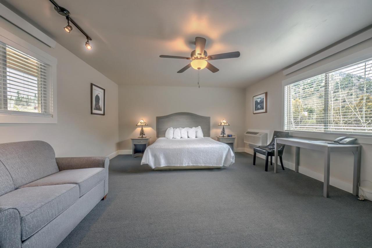 SUPERIOR KING ROOM