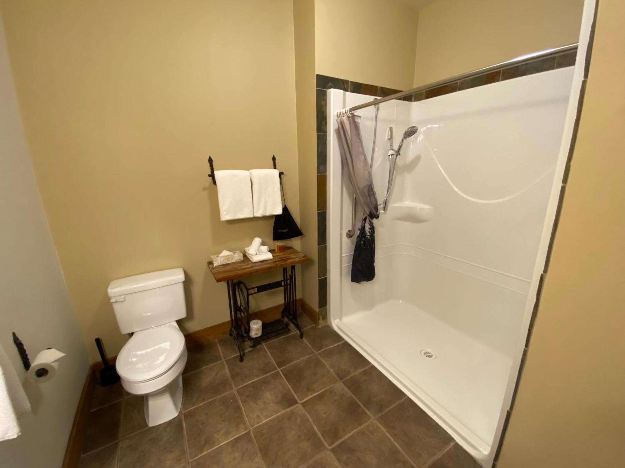 Deluxe King Suite - Pet Friendly,1531592641:JPEG