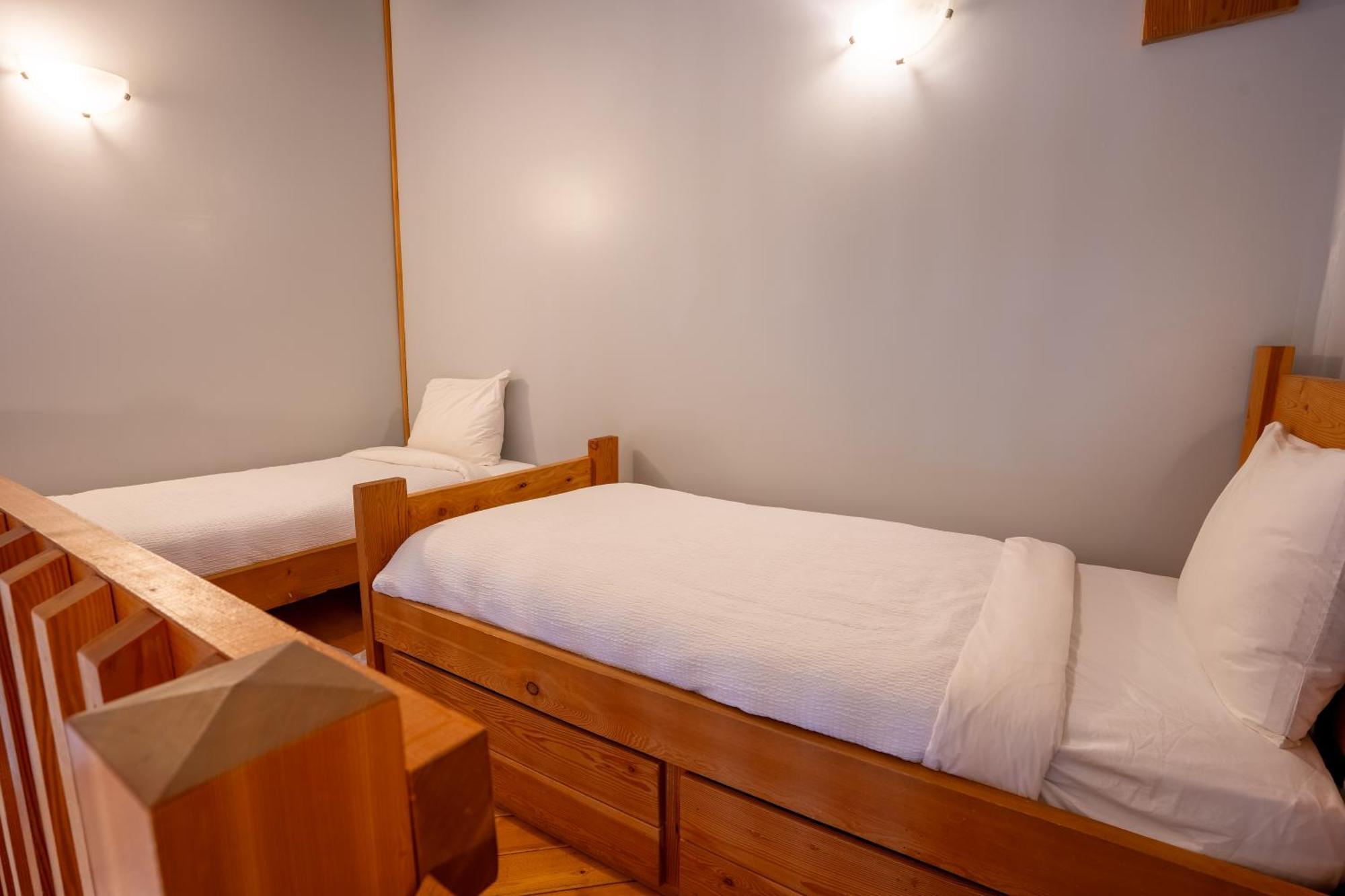 Queen Loft with Two Single Beds,1532872504:JPEG