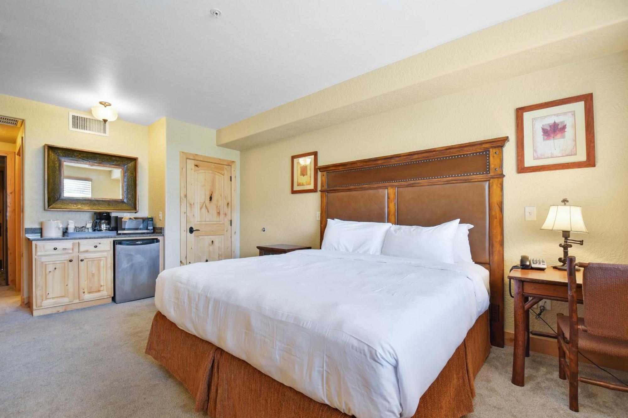 Deluxe Queen Room