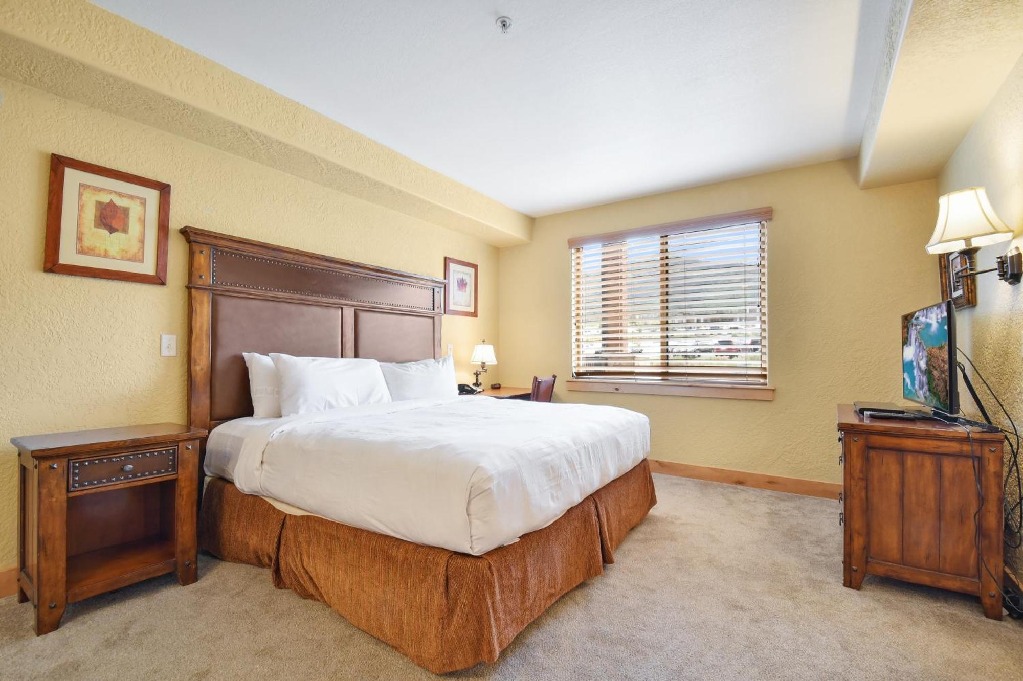 Deluxe Queen Room