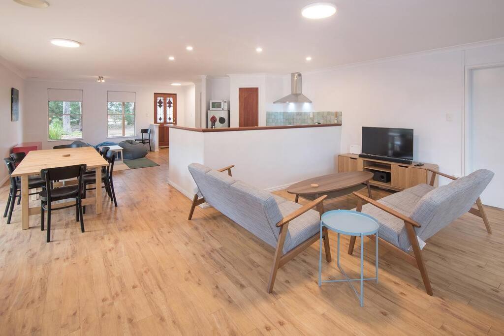 Three-Bedroom House,1565417734:JPEG