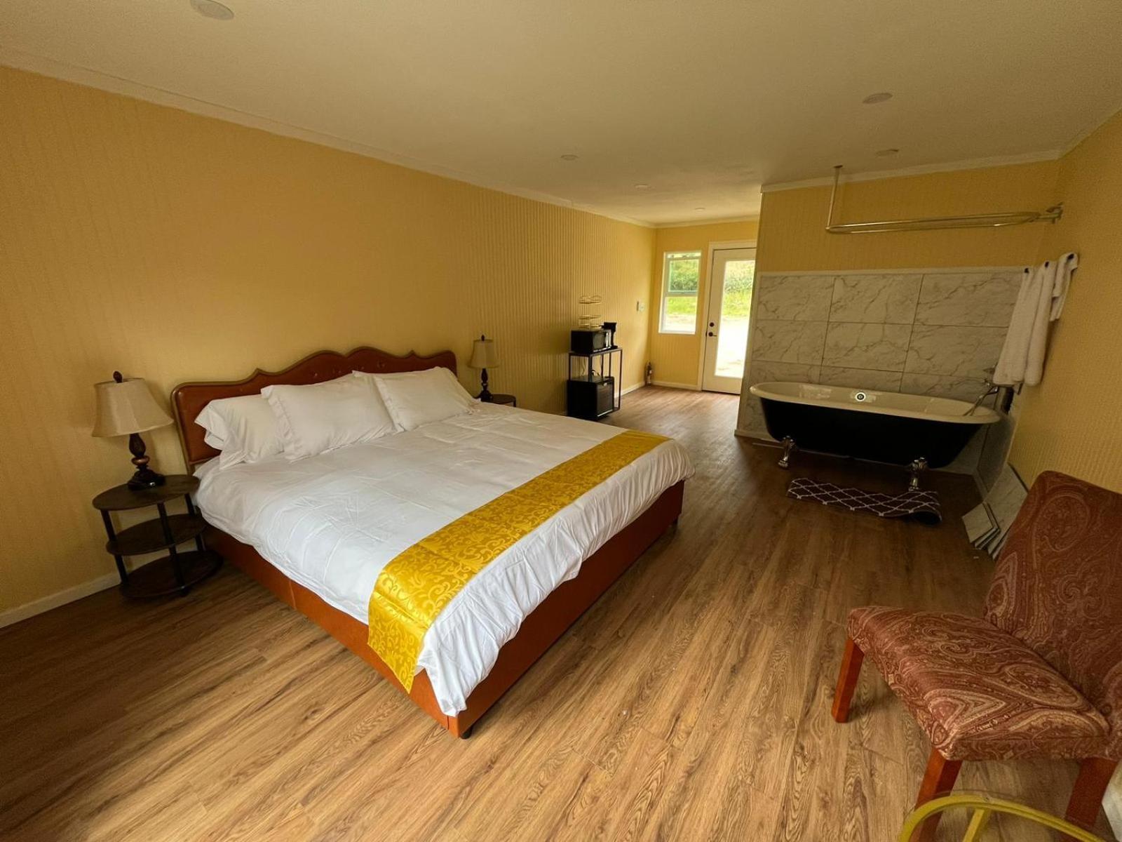 Deluxe Suite with Spa Bath