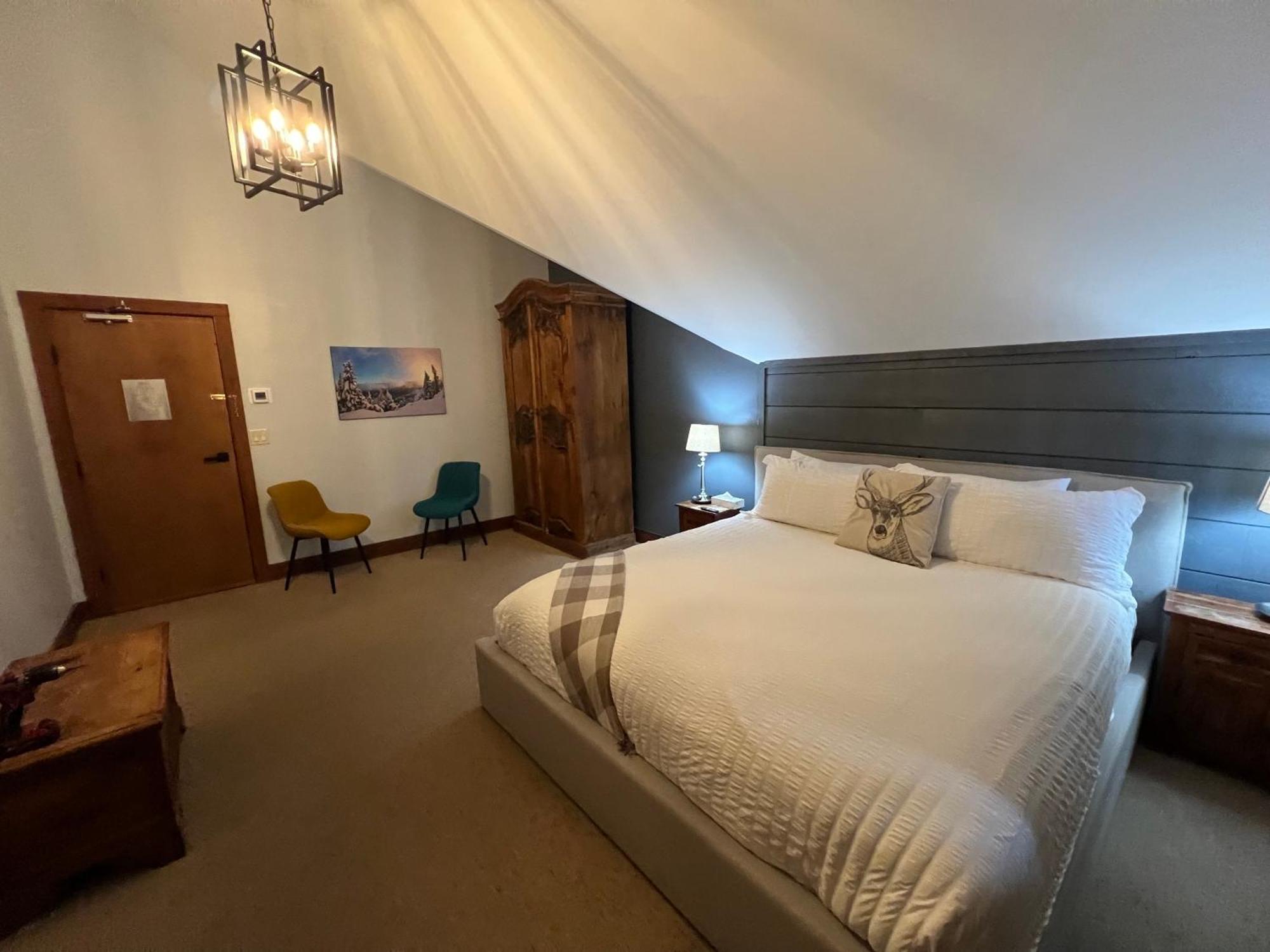 Deluxe King Room,1611085666:JPEG