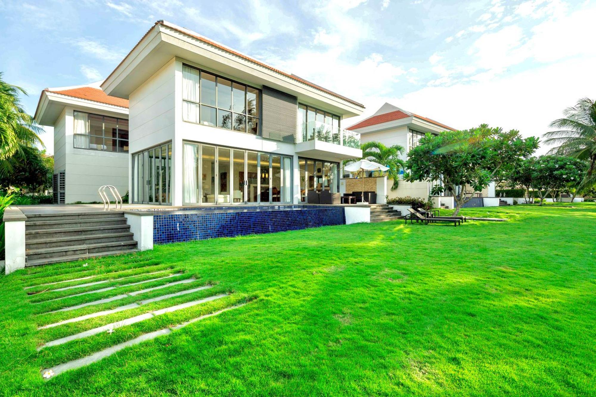 Villa with Garden View