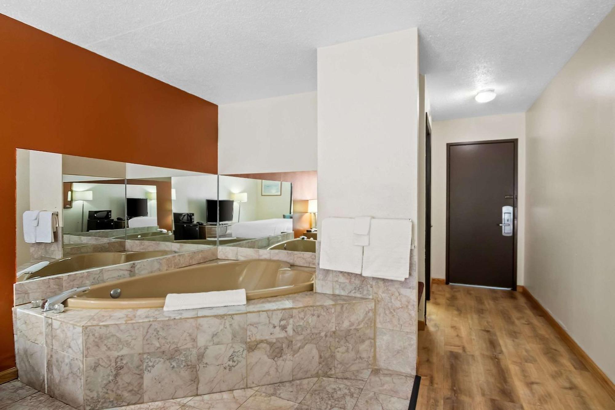 King Room with Whirlpool - Non Smoking/Interior Hall