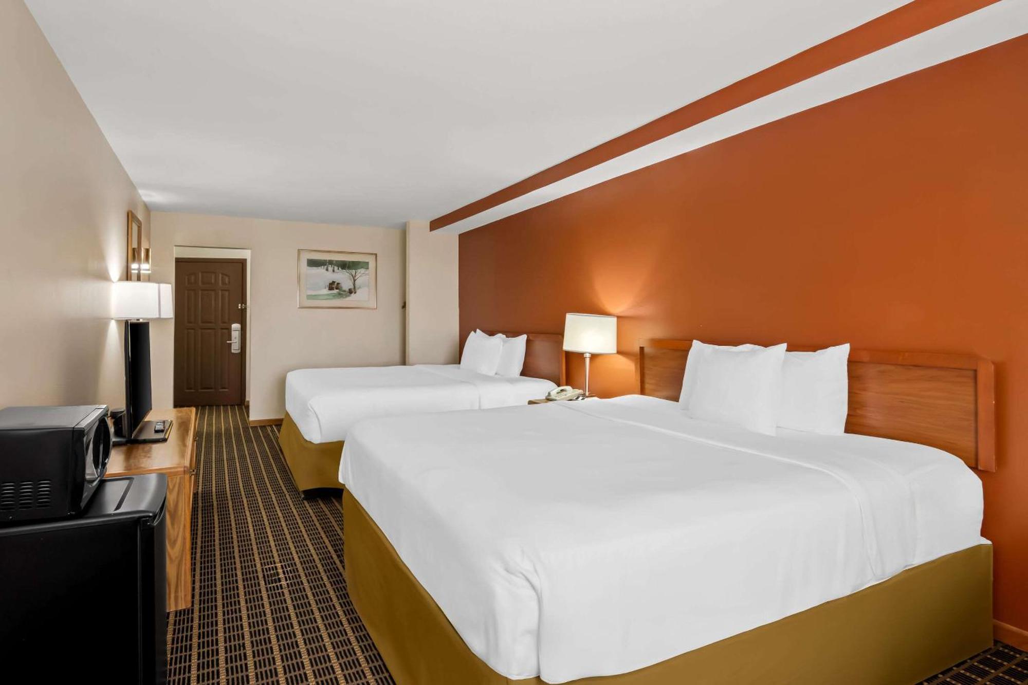 Two King Beds with Lake View - Non Smoking