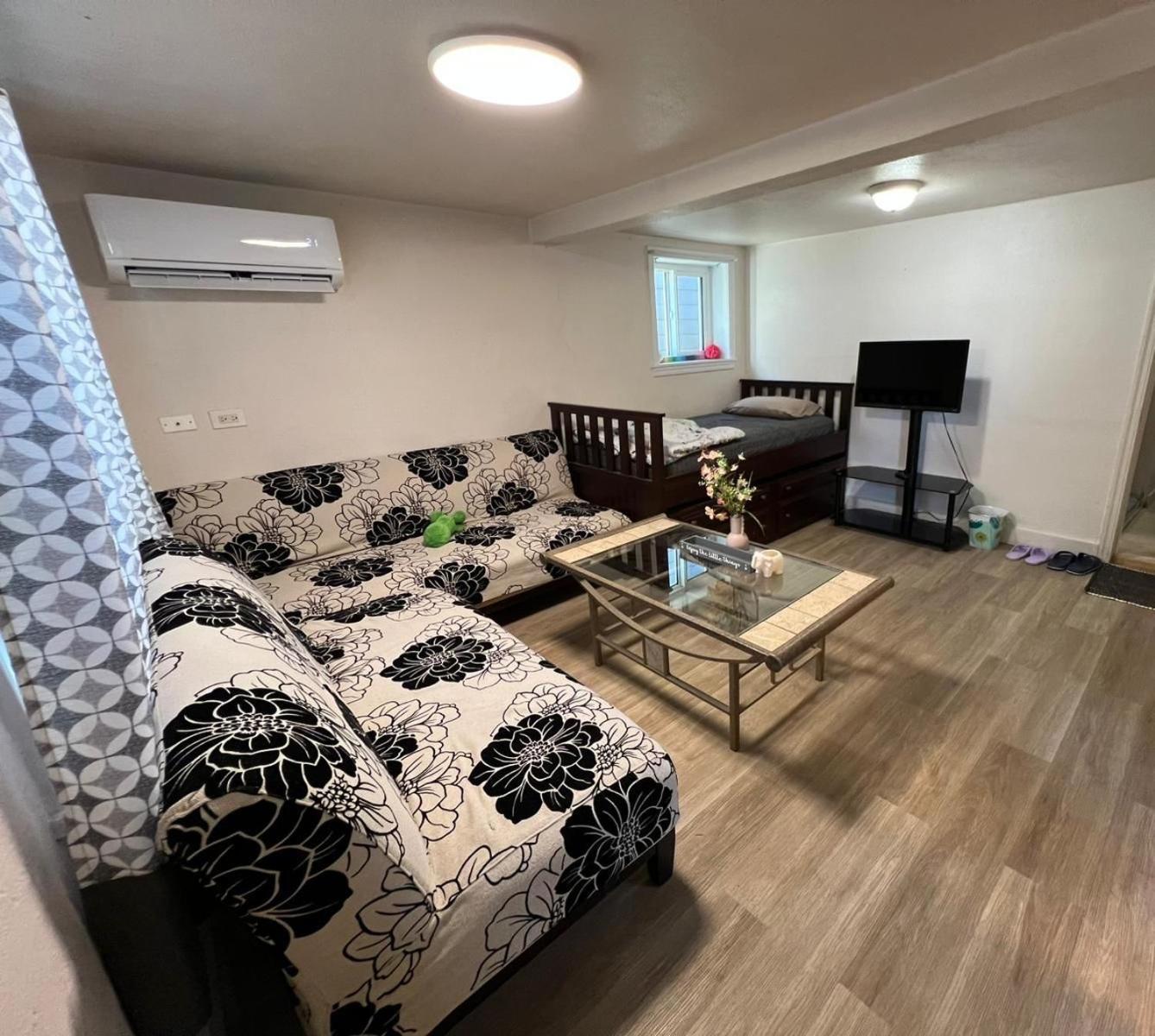 Two-Bedroom House,1704318325:JPEG