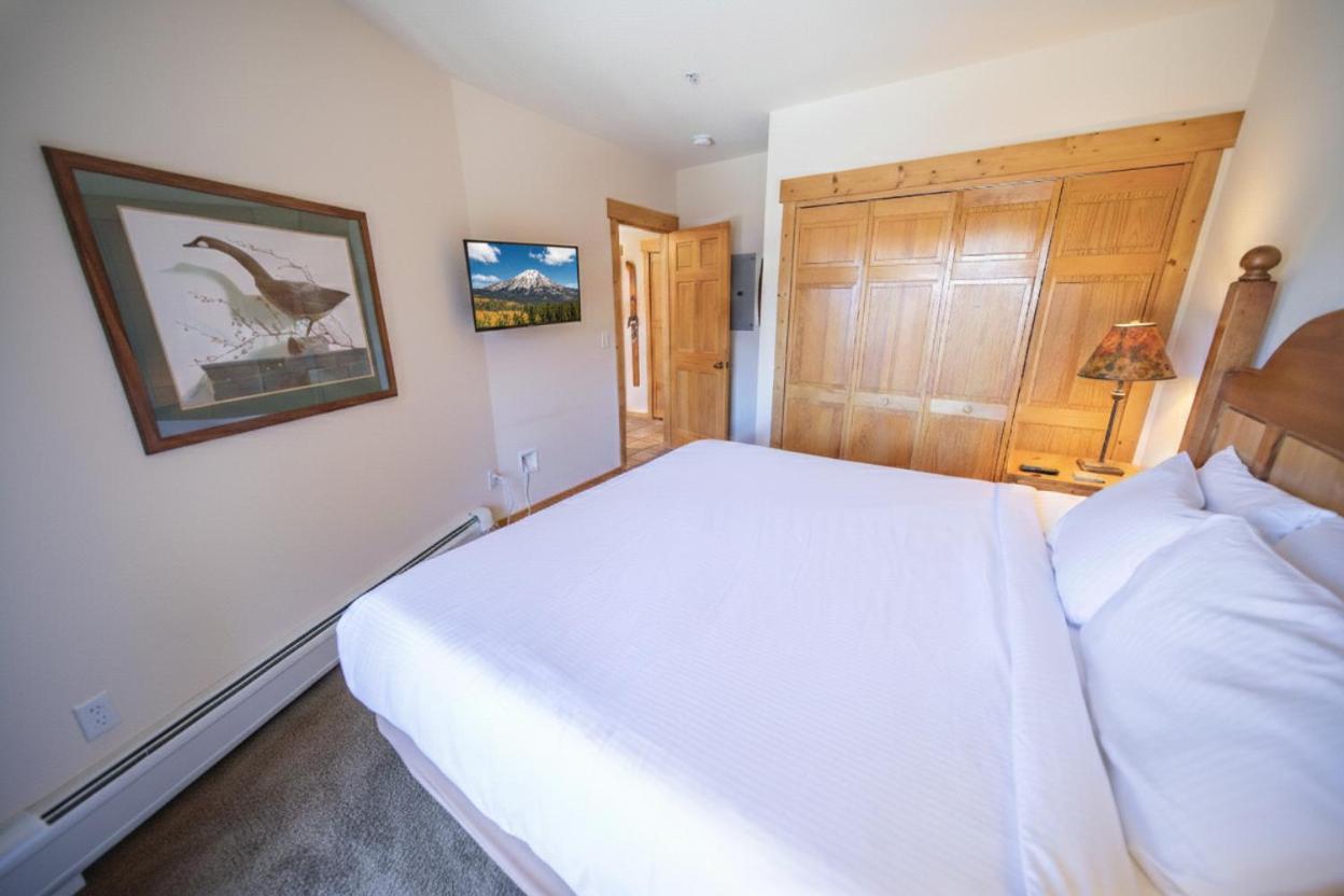 One-Bedroom Apartment with Balcony