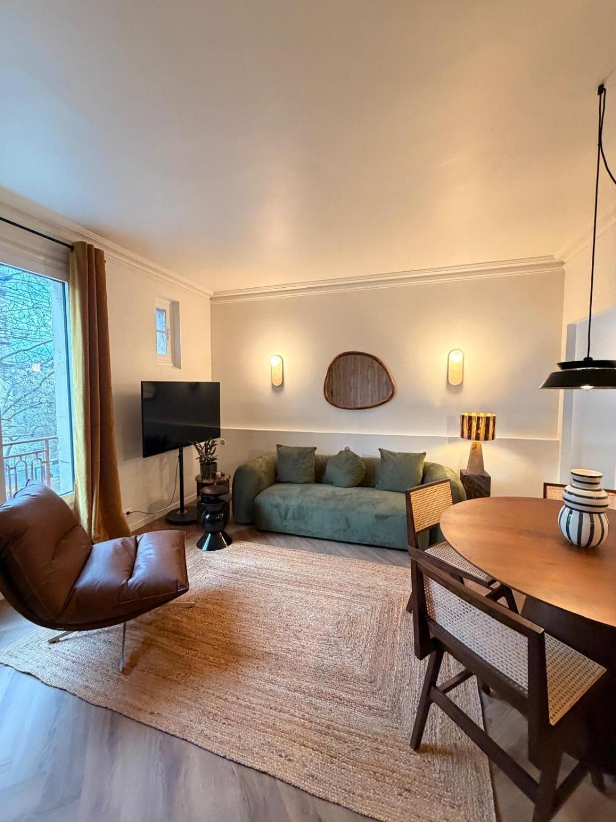 Deluxe One-Bedroom Apartment 5