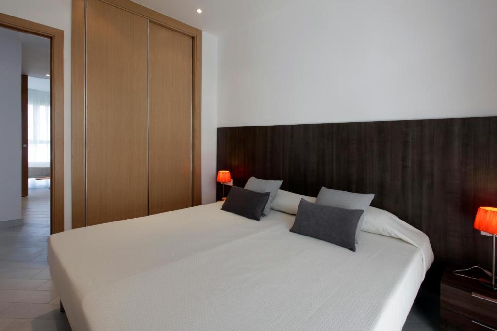 Deluxe Two-Bedroom Apartment with Balcony,23267454:JPEG