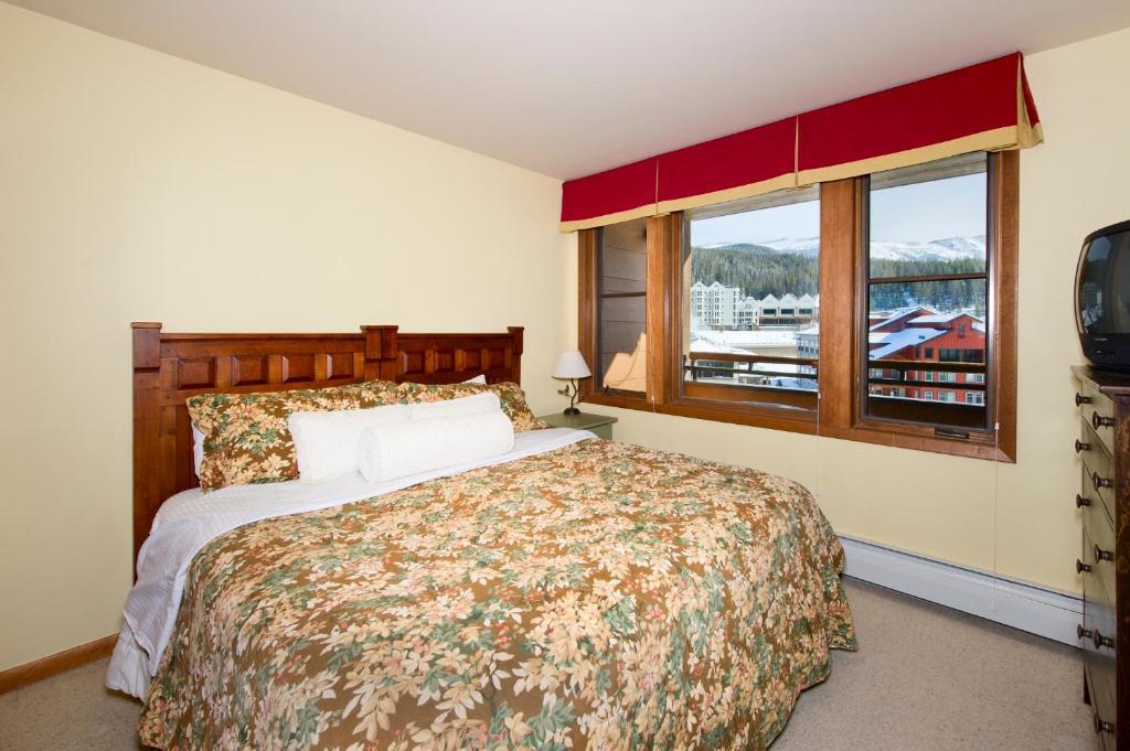 Deluxe One-Bedroom Apartment