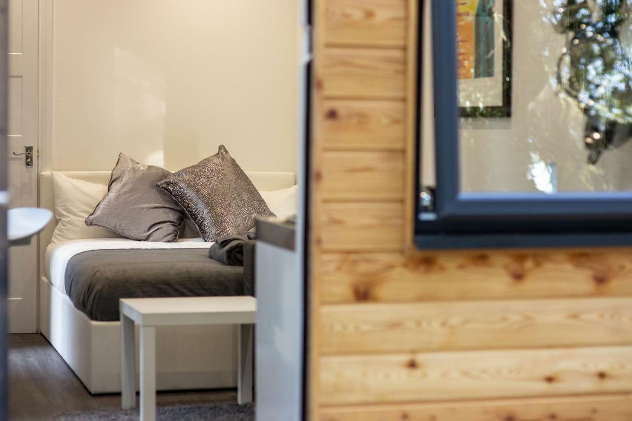 Studio with Garden View,782046675:JPEG