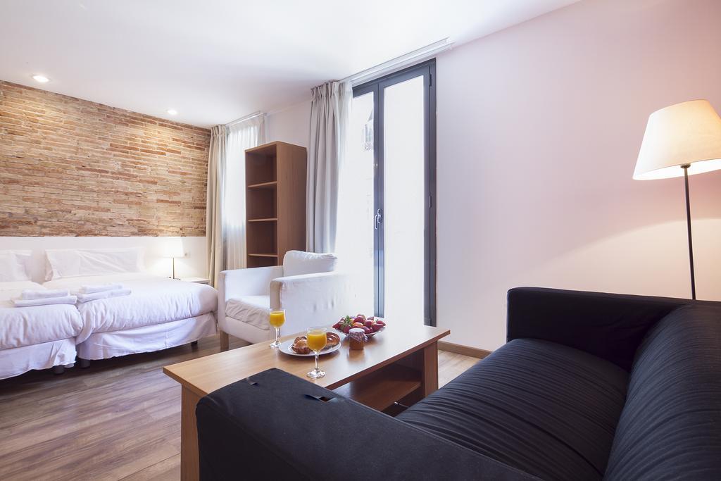 Studio (2 Adults),79101813:JPEG