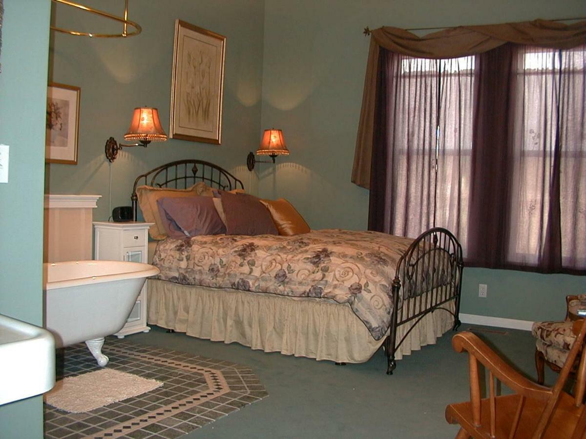 Queen Room with Garden View