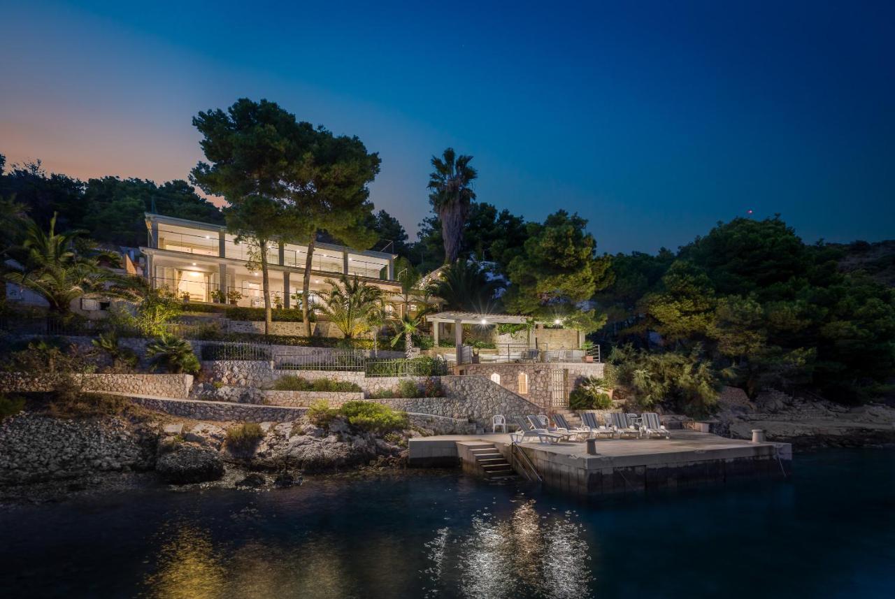 Villa - Beach Front