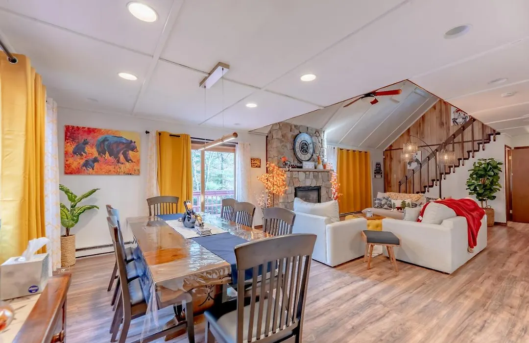 Luxurious House With Largest Hot Tub & Perfect Retreat!-1