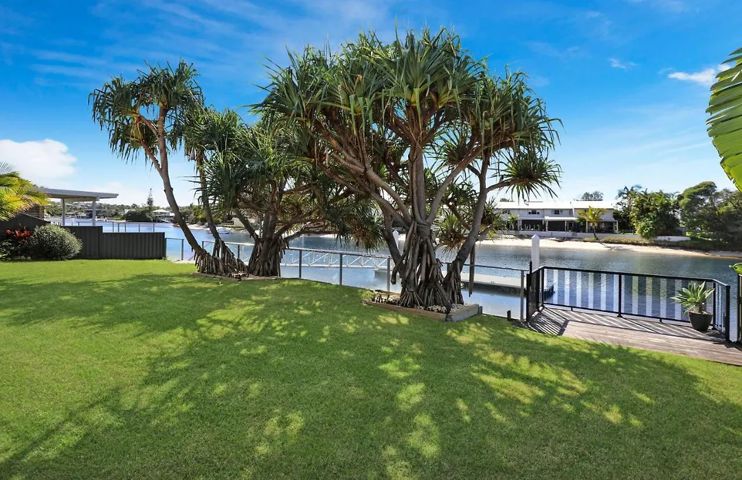 Mooloolaba Canal Home - Modern 4Bedroom With Spa, Sauna And Private Pontoon - New Proprietor 2024-1