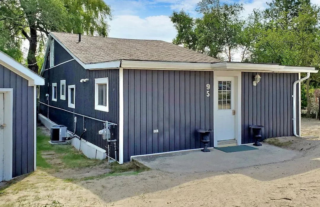 Wasaga Beach 1 - Walk To Main Beach - Riverfront - Sleeps 10 - 95 Mosley St-1