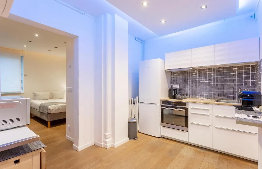Victor Hugo Flat-1