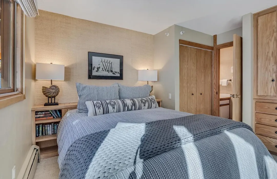 Laurelwood Condominiums 402-1