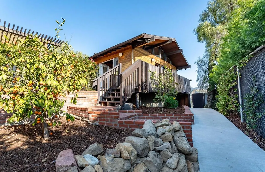 Hollywood Hideaway-1