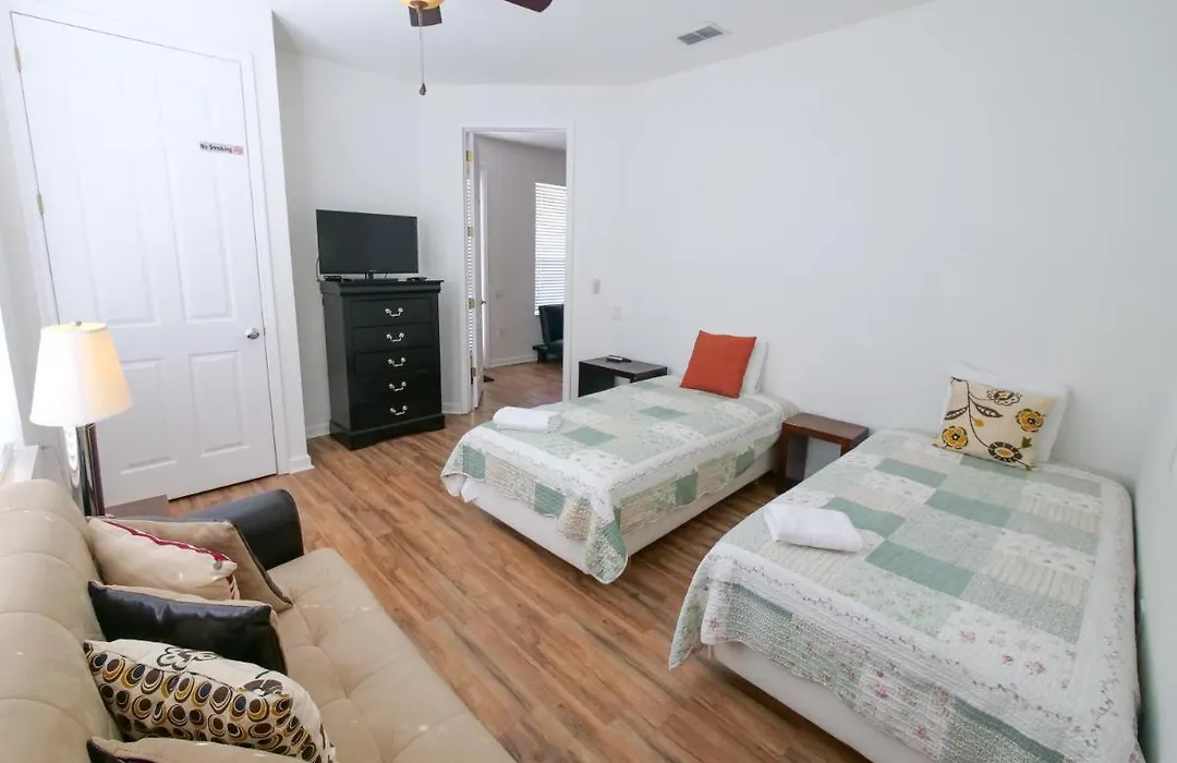 4Br 2Bath Condo Balcony 5Min Conv Center 2020Ft-1