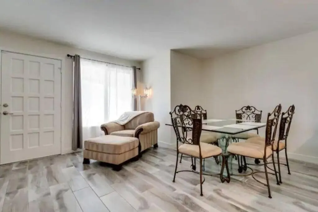 Modern Villa In Old Litchfield-1
