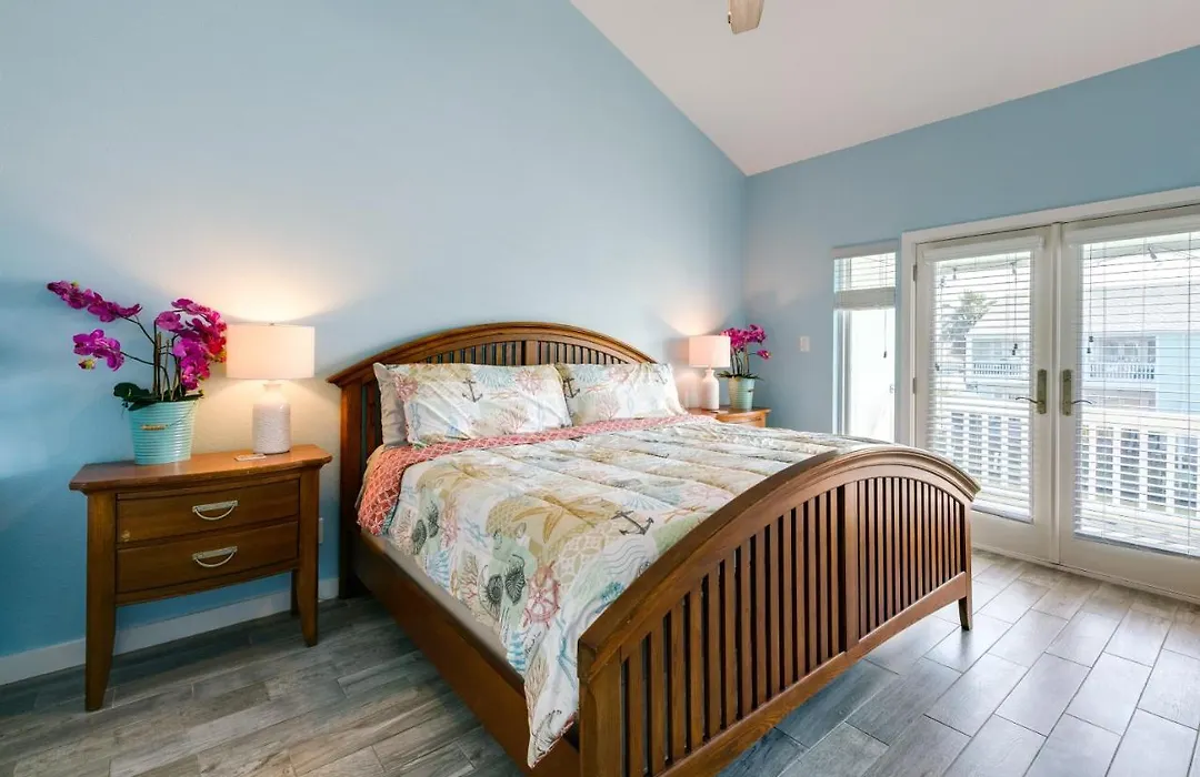 Waterfront Key Allegro Condo W/ Balcony & Pool-1