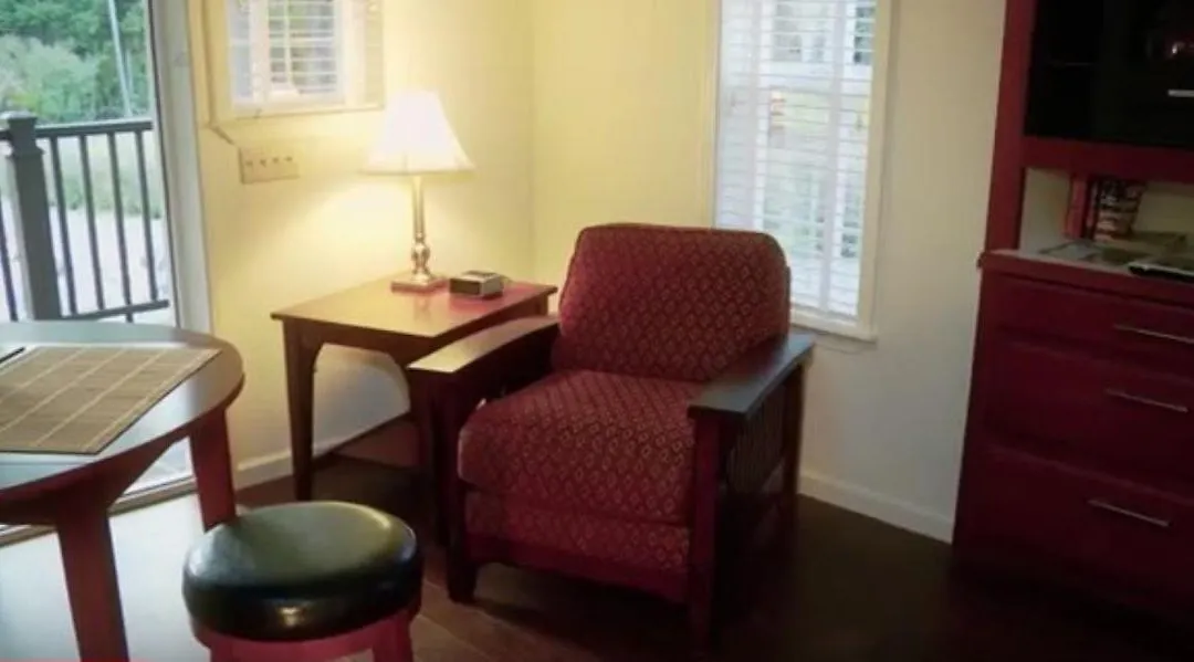 Golden Eagle Vacation Rentals - Honeymoon Suite - Cottage #2-1