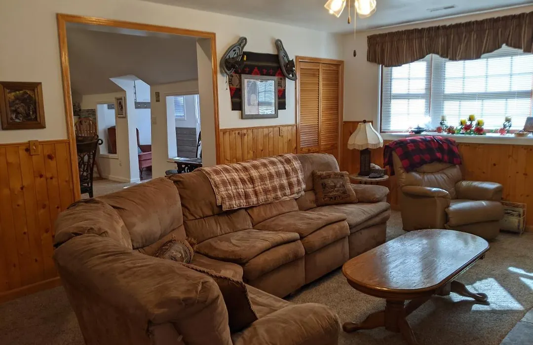 Cozy Lakeside Cottage-1