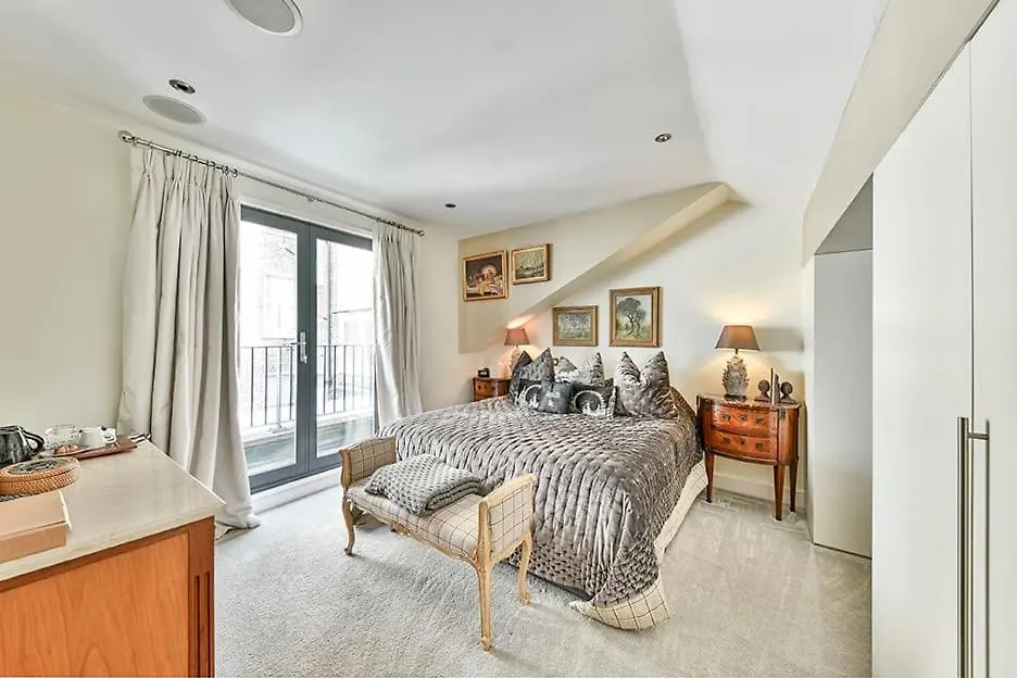 Charming 3Br Mews House-1