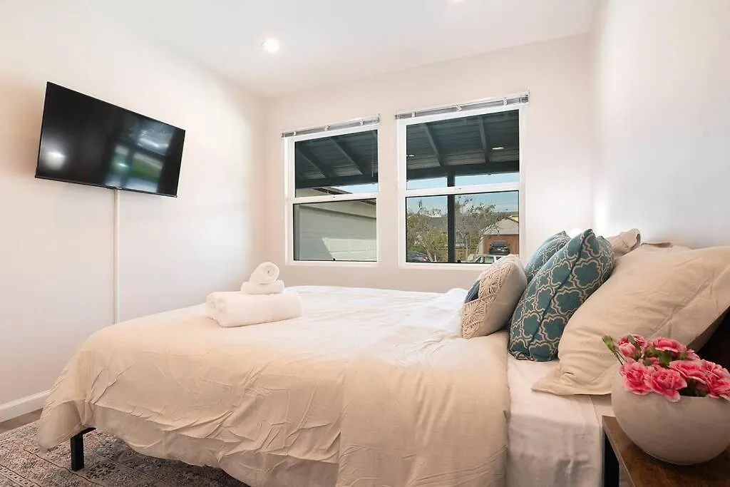 Beautiful 3 Bed 1 Bath Designer Home + Hot Tub-1