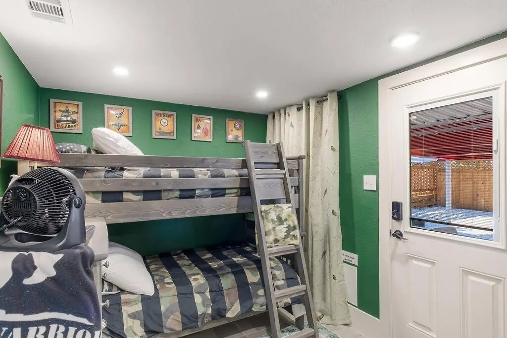 Stockyards Patriot Outpost - Sleeps 8 - Just 3/4 Miles-1