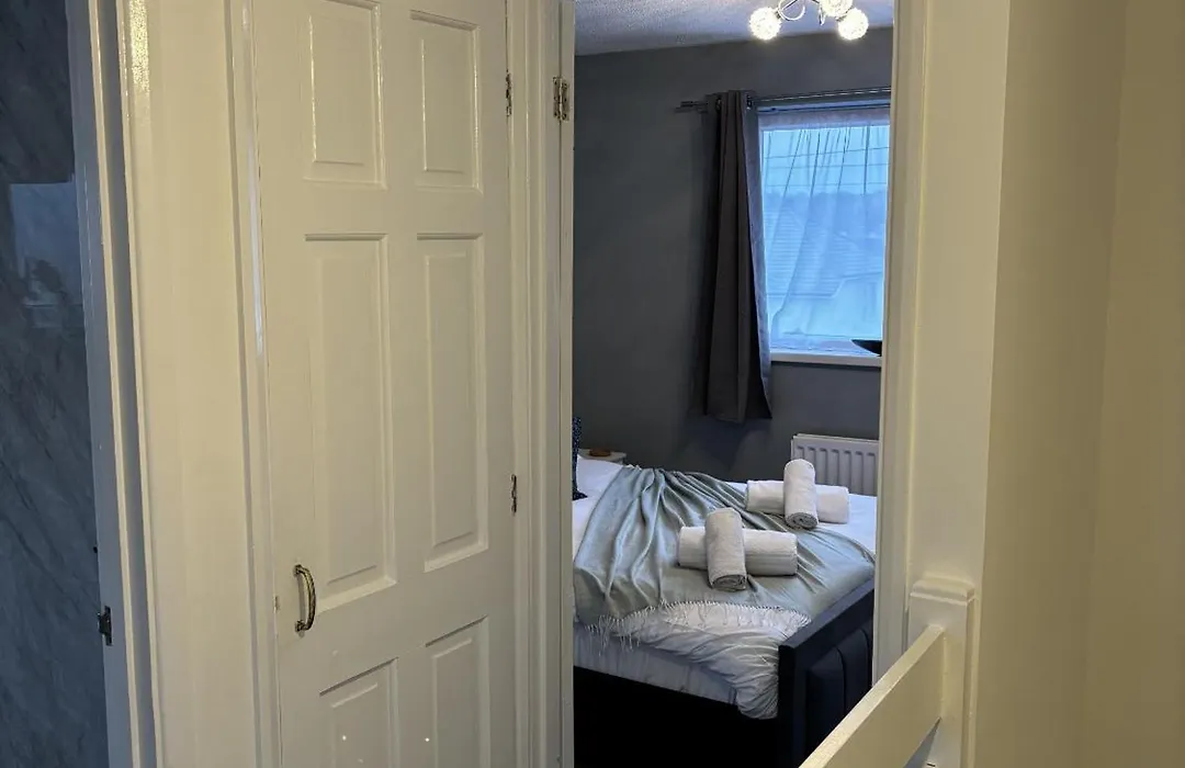 Cosy Corner - 2 Bed House With Parking!-1
