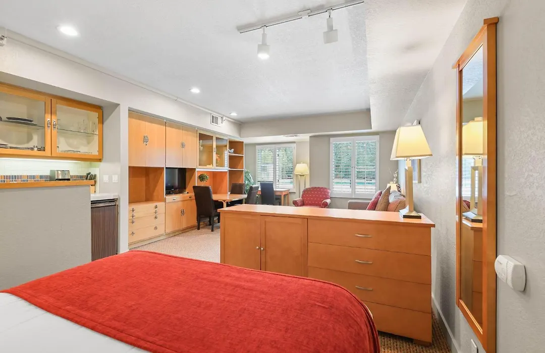 Palisades Tahoe Lodge Rentals Studio #237-1