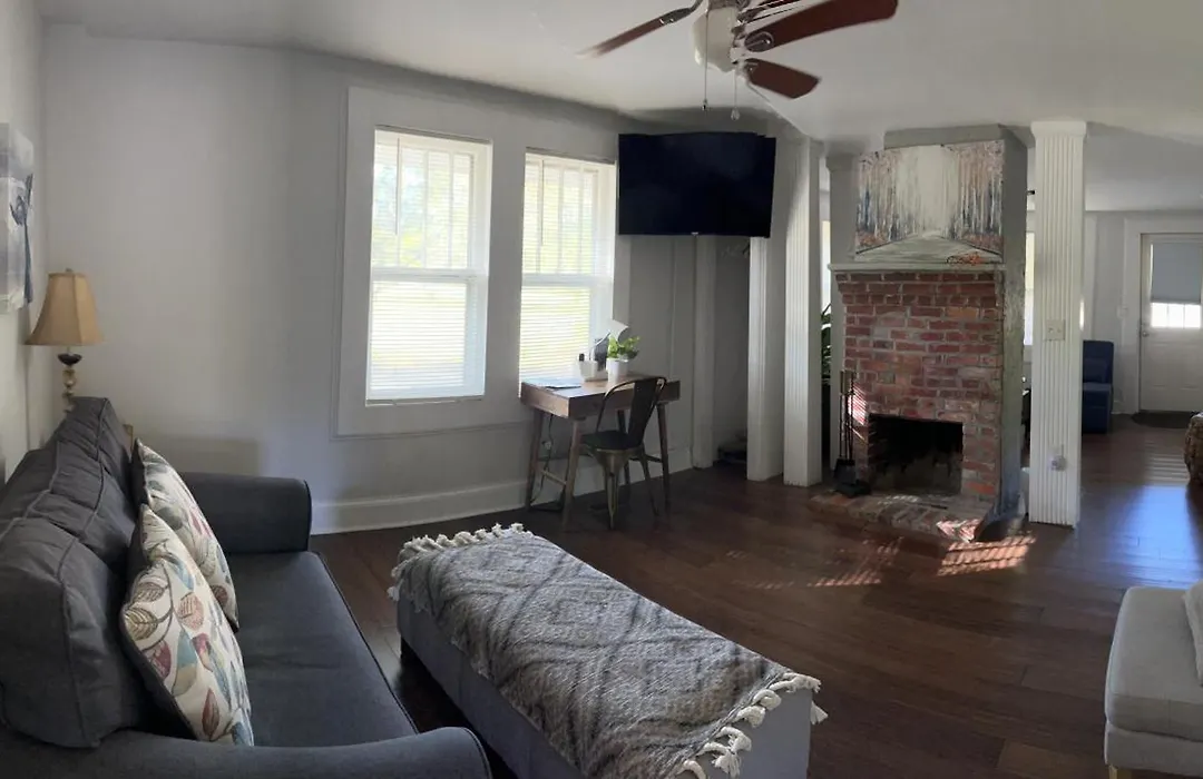 Getaway Country Cottage -Entire House W/ Fireplace-1