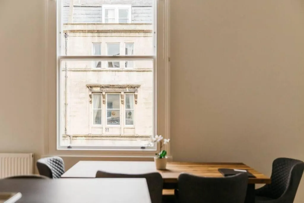 Central 4-Bed House, 10 Min Walk To Sights-1