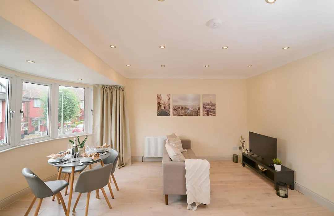 Stylish 4Bed 2 Bath, Nw London Large Apartment-1