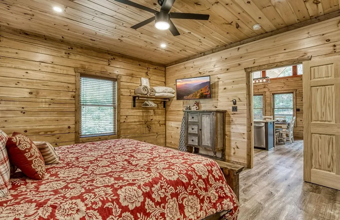 Ern841 - Sweet Feet Retreat - Location, Location, And Private Indoor Pool! Cabin-1